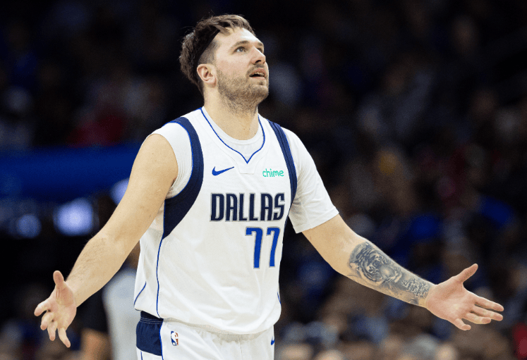 关于东契奇在掘金比赛中出色防守，战术调整引发热议！全场沸腾不已的信息-jiuyou